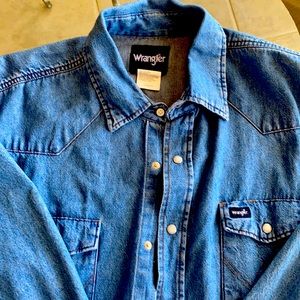 XXL Wrangler denim long sleeve two pockets. Snaps have a white pearl finish